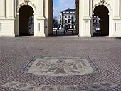 repräsentatives Pflaster inklusive Stadtwappen - hier Brandenburger Tor in Potsdam
